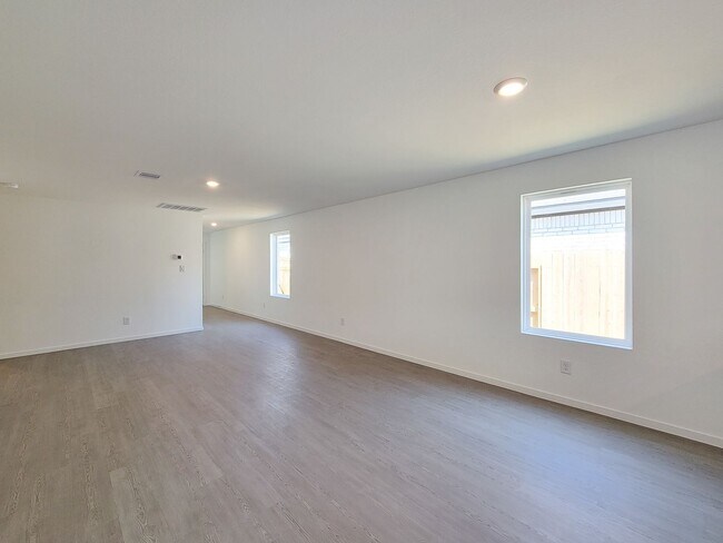 Building Photo - This single-story home shares an open layout between the kitchen, nook and family room for easy e...