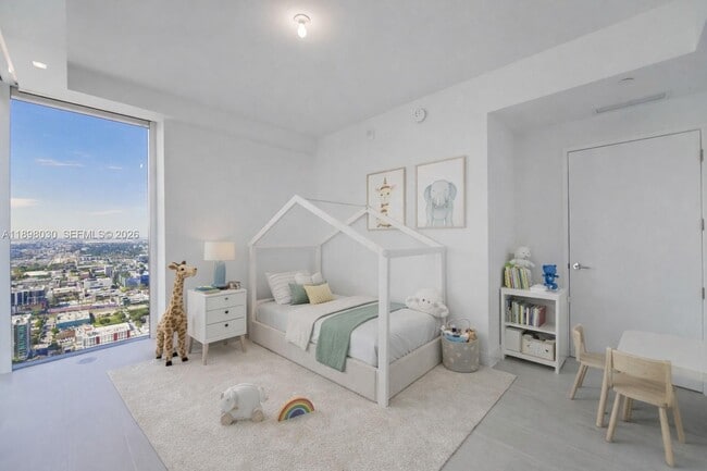 Building Photo - 700 NE 24th St