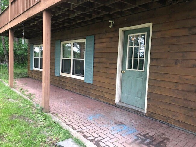 Building Photo - 12 E Lake Rd