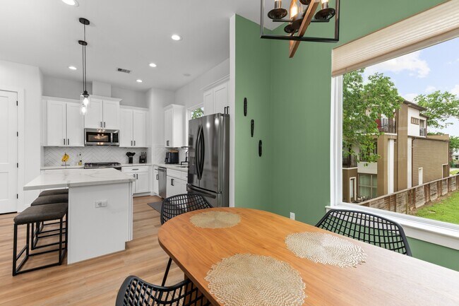 Building Photo - 3030 Live Oak St