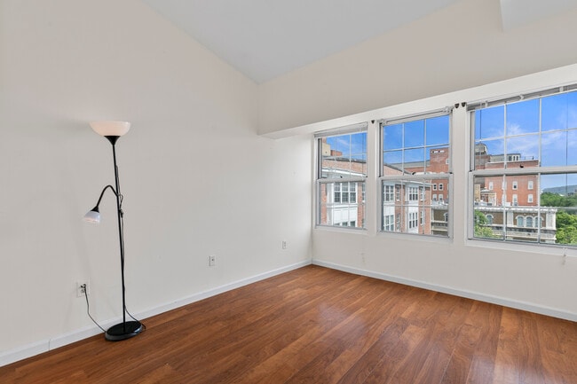 Building Photo - 196 Crown St