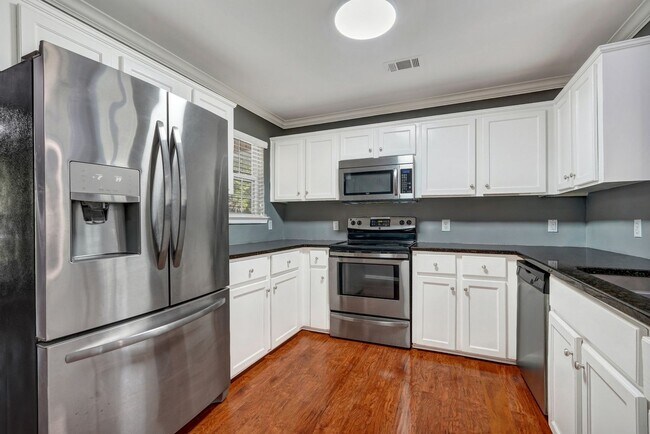 Building Photo - Richmond Hill Beauty: 4-Bedroom Home with Stunning Lagoon Views!