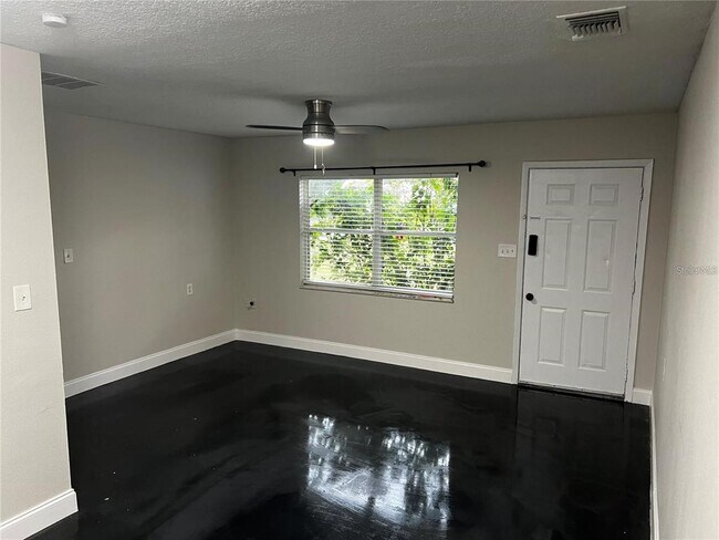 Building Photo - 2117 Bonneville Dr