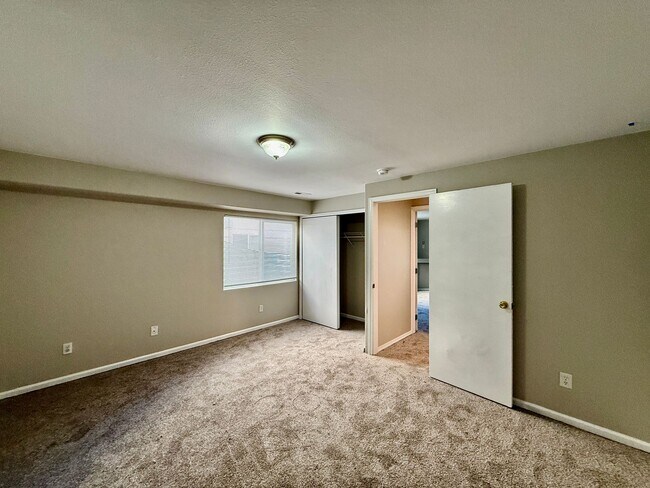 Building Photo - 6860 McEwan St