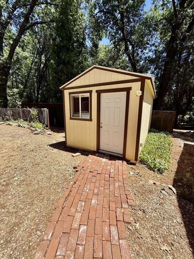 Building Photo - 15697 Lakewood Ln