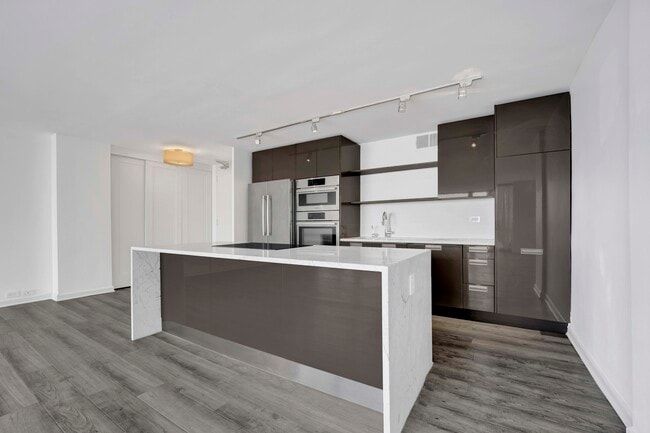 Building Photo - 330 W Diversey Pkwy