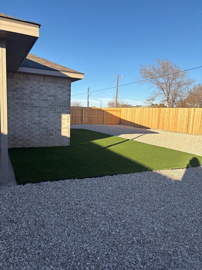 Building Photo - 2513 Kenwood Ave