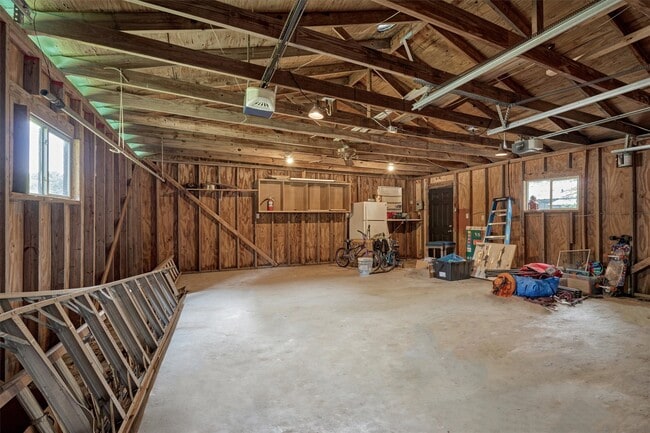 Building Photo - 903 Commanche Rd