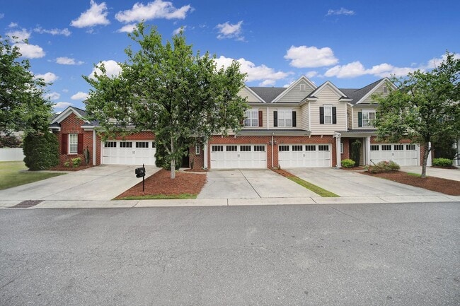 Building Photo - Beautiful Three Bed Two and Half Bath Town...