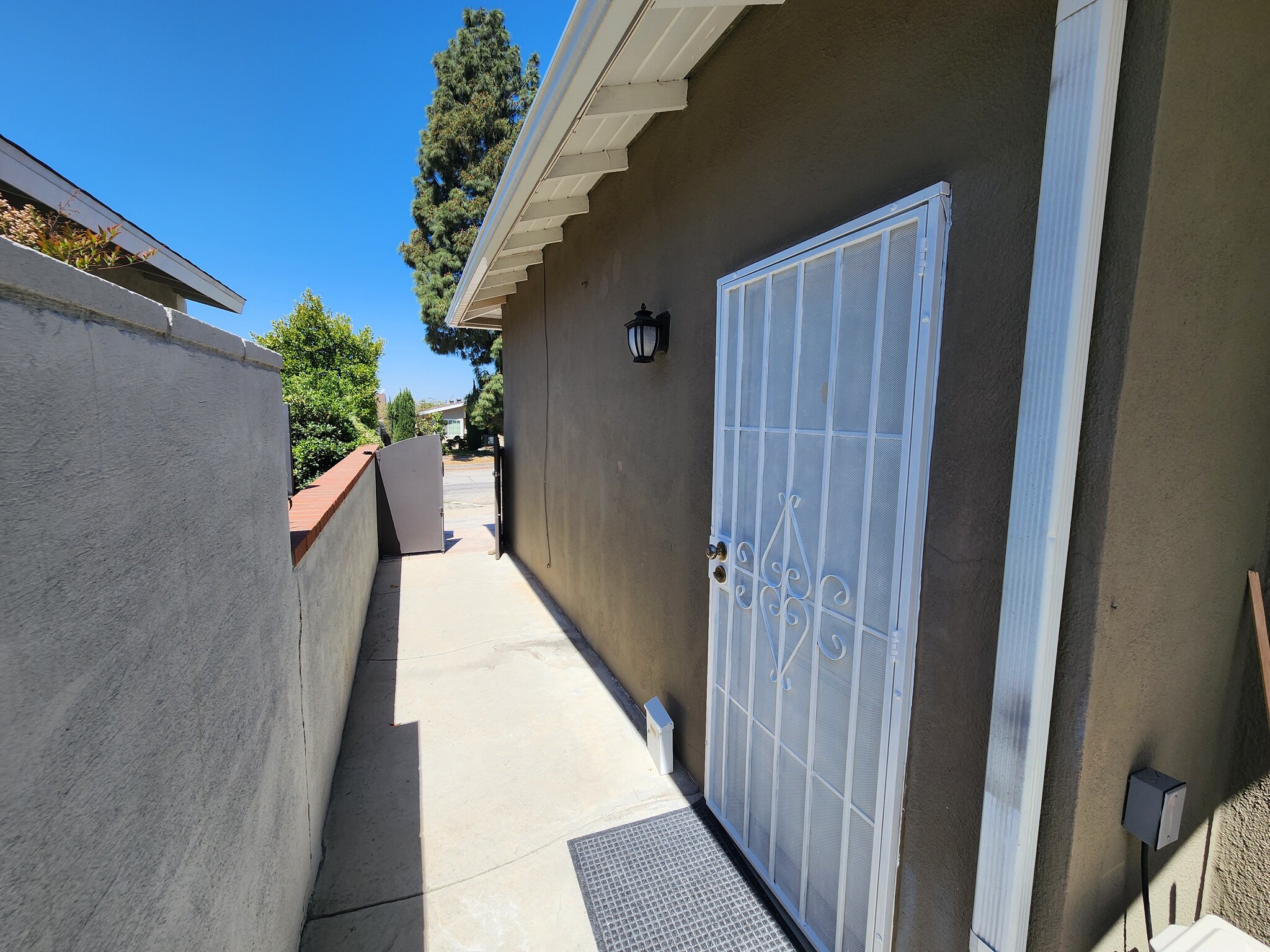 Building Photo - 9852 Cabanas Ave