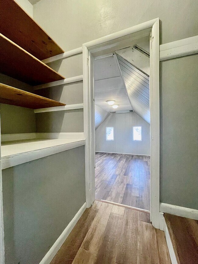 Building Photo - 349 6th Ave S