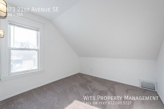 Building Photo - 873 21st Ave SE