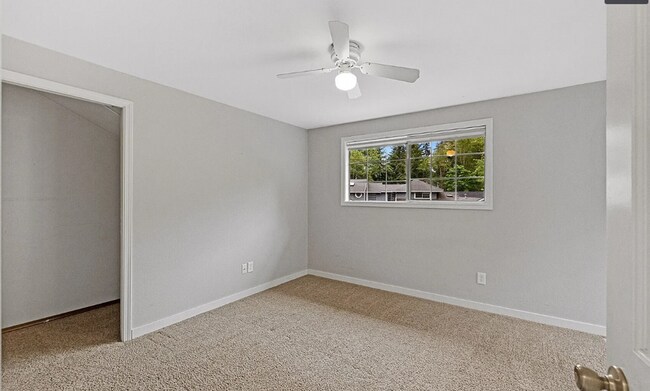 Building Photo - Kent East hill Condo townhome in Village at Single Creek - 3 bedroom 2.5 bath and 2 car garage. A...