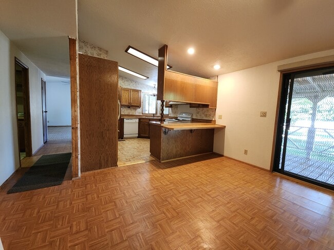 Building Photo - 8260 Sherwood Blvd