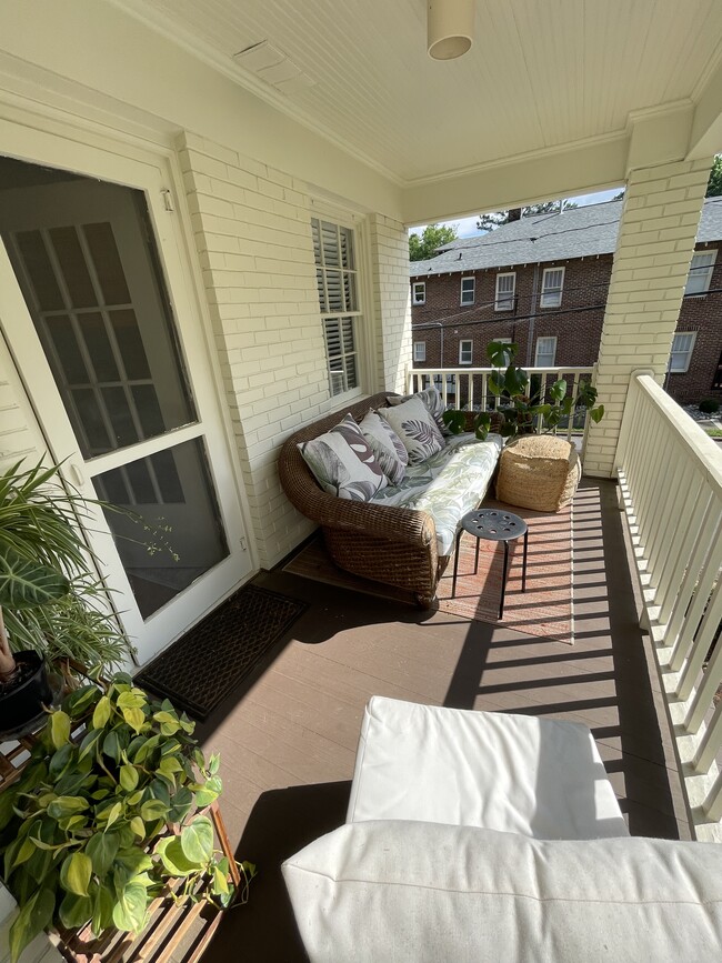 relaxing covered front porch w/wicker sofa - 541 Lamar Ave