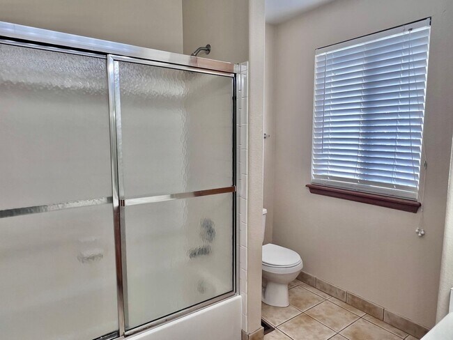 Building Photo - Wonderful 5 Bed/4 Bath Home Located on Qui...