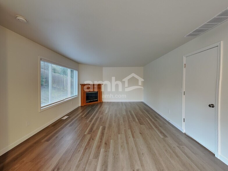 Building Photo - 11620 34th St NE