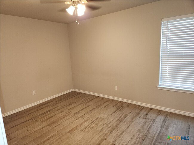 Building Photo - 332 Arnold Dr