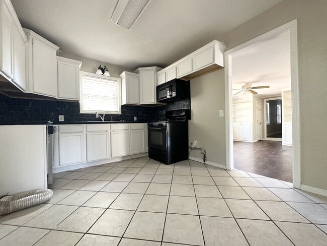 Building Photo - Spacious Home in Tech Terrace