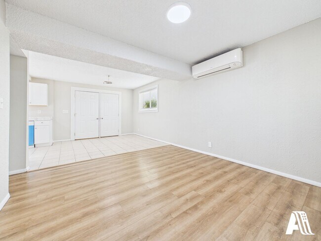 Building Photo - 967 W Duplex
