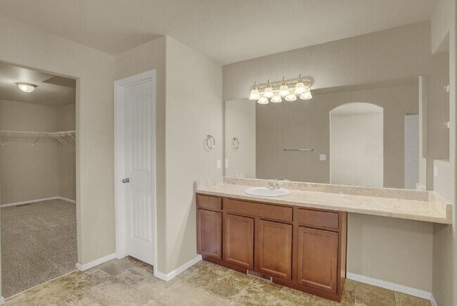Building Photo - Move-In Ready Townhome | $1,000 Off First ...