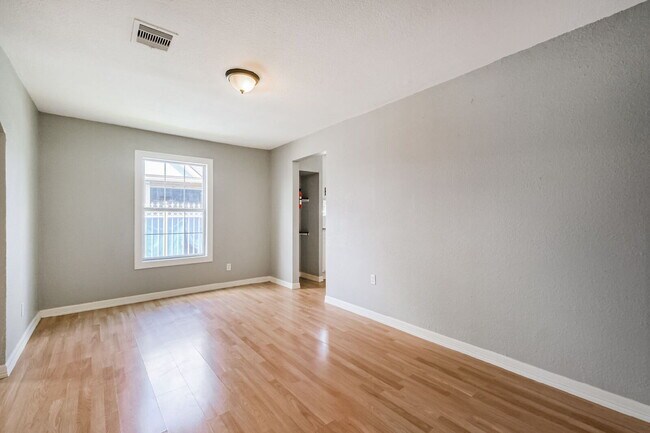 Building Photo - Charming Front Unit