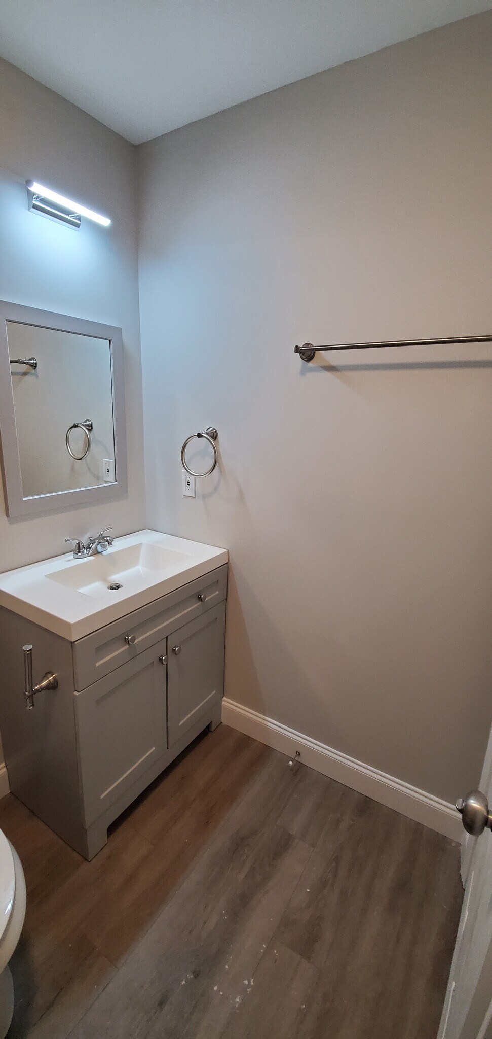 Bath 1 - 8552 Rush Ave