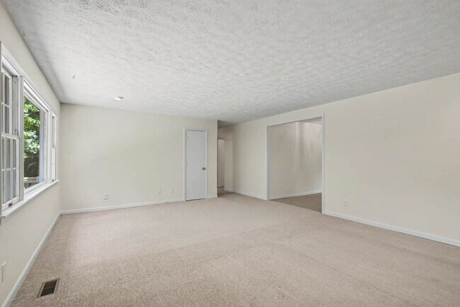 Building Photo - 151 Country Club Dr