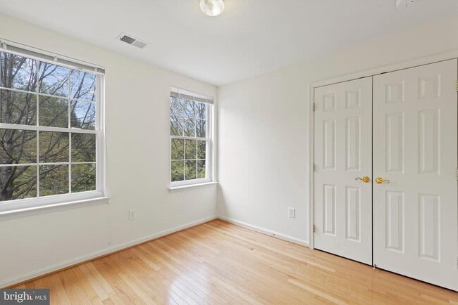 Building Photo - 11201 Woodglen Dr