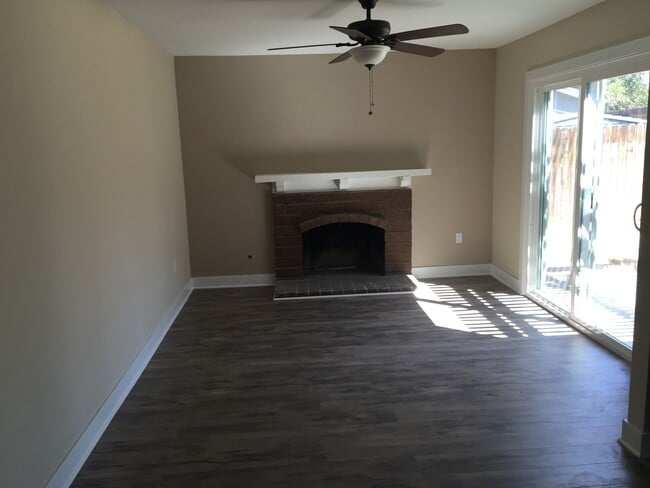 Building Photo - Riverside Home 4bd/ 2ba