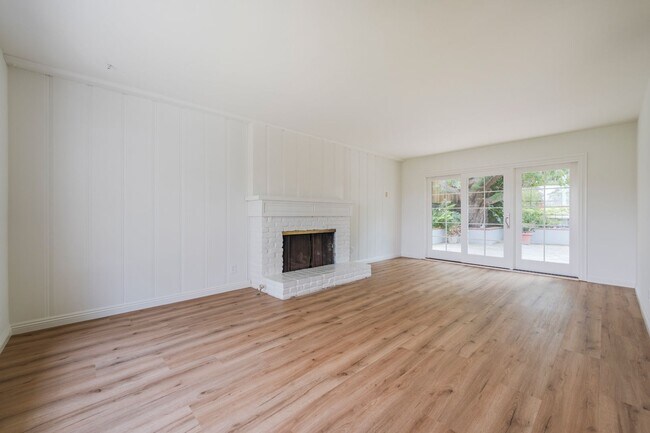 Building Photo - Valmonte 3 bed/3 bath Home plus guest house.