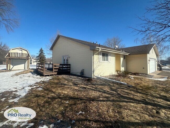 Building Photo - 3 Bedroom Home in Maple Grove