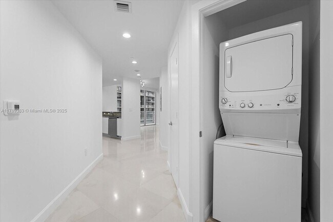 Building Photo - 1050 Brickell Ave