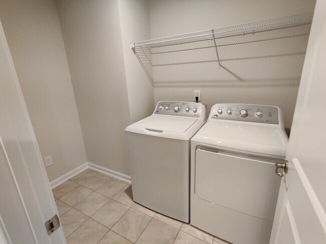 Building Photo - 3 Bedroom condo near major roadways