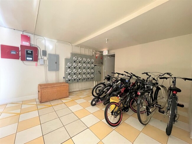 Building Photo - 8816 Briar Ct