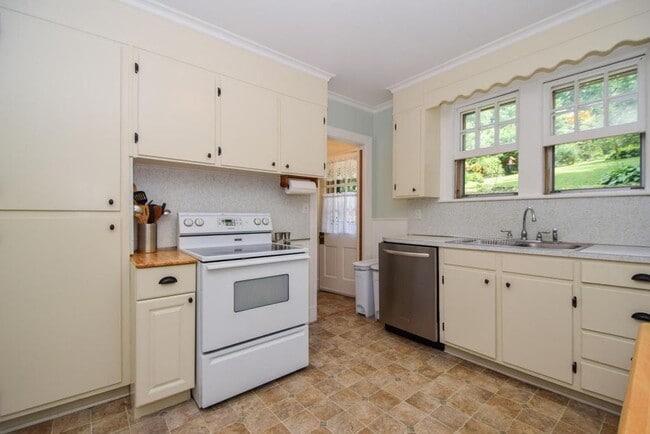 Building Photo - 1334 Woodbine St SE