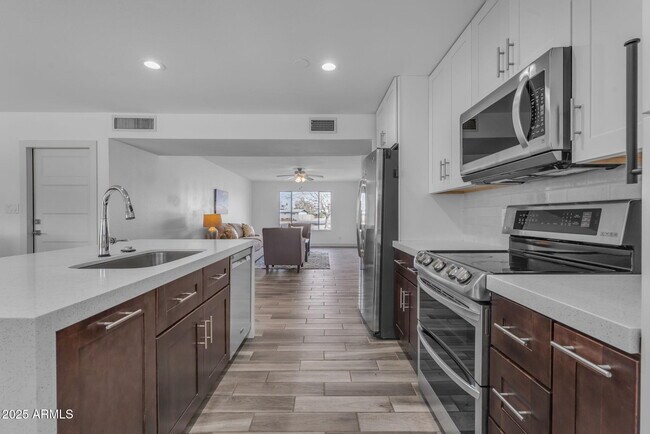 Building Photo - 2447 E La Jolla Dr