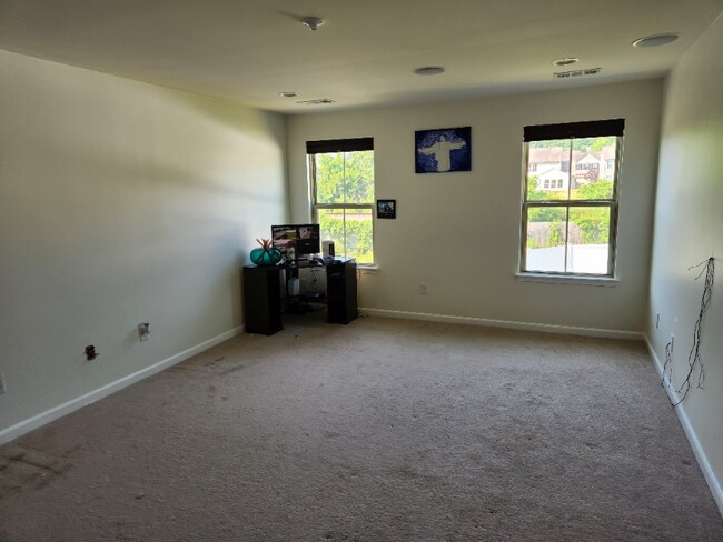 Building Photo - 2041 Leeds Ln