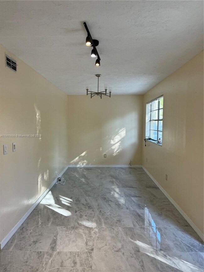 Primary Photo - 290 NE 154th St