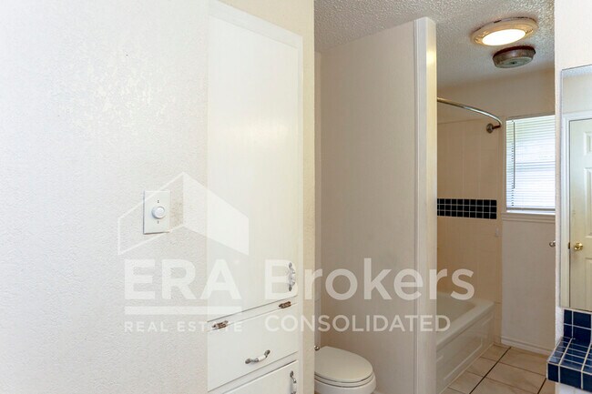 Building Photo - 1712 Sherman Dr