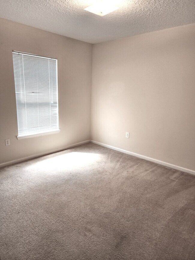 Building Photo - 4 Bedroom 2 Bath Brick and Stucco in desirable Silver Creek