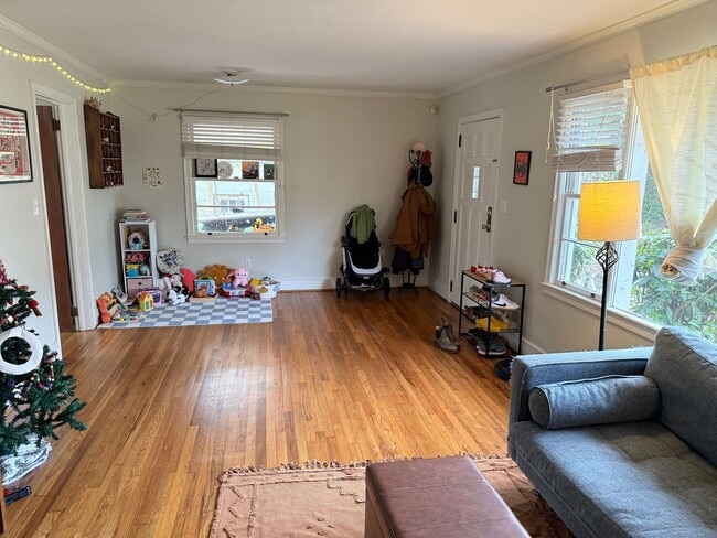Building Photo - Cute Three Bedroom Near Piedmont Hospital