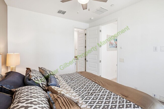 Building Photo - Fully-Furnished End Unit Gilbert Home in Warner Meadow Community