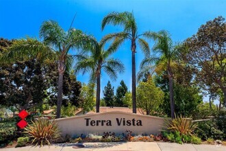 Building Photo - 1 Bed, 1 Bath Condo - Fireplace + Private ...