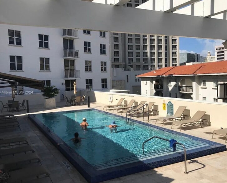 Building Photo - 2030 Douglas Rd