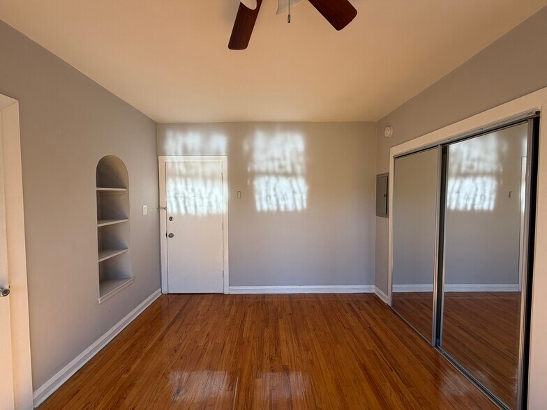 Building Photo - 6960 N Ashland Blvd