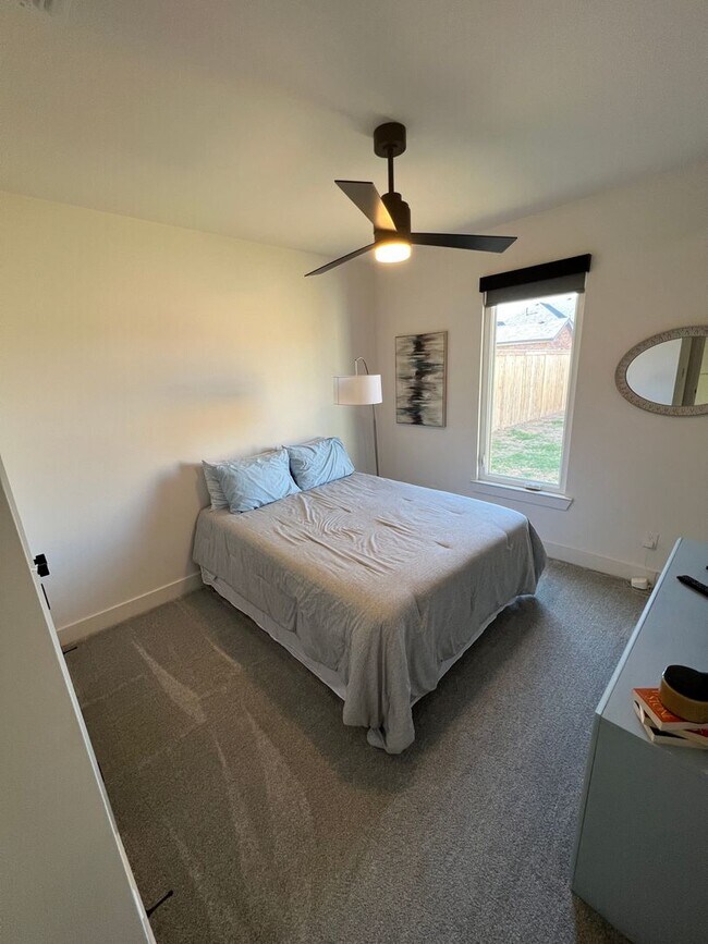 Building Photo - 4 Bedroom 3 bath in Escondido Ranch!