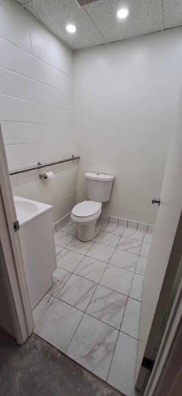 Building Photo - 7616 Reseda Blvd