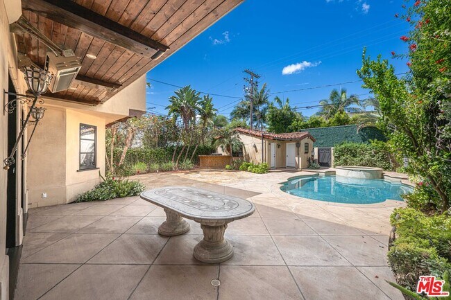 Building Photo - 305 N Palm Dr