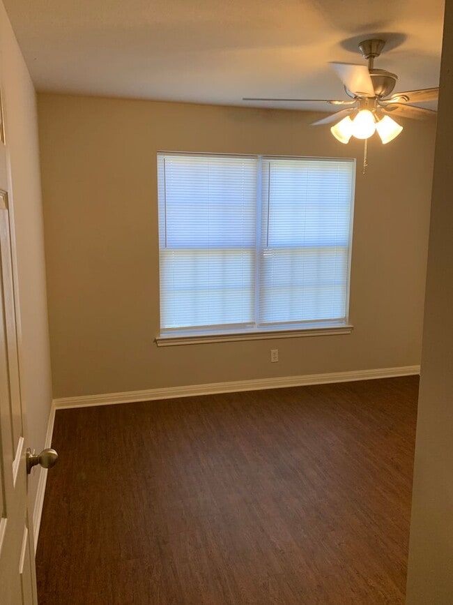 Building Photo - 3 bedroom 2 bath brick home